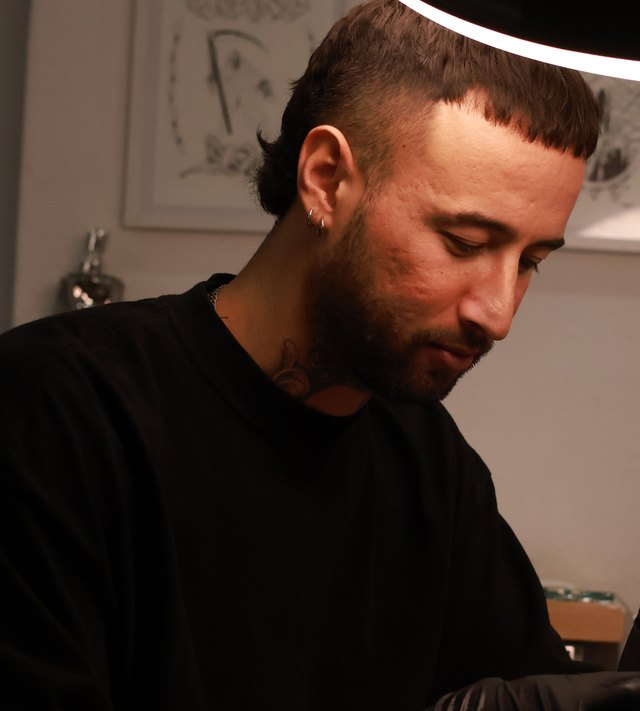 Konrad Tomimura tattooing at Prana Tattoo